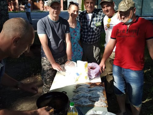Моя внучка приехала за меня болеть.