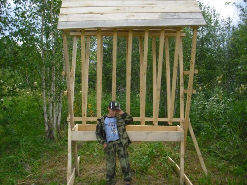 Внук возле кормушки.
