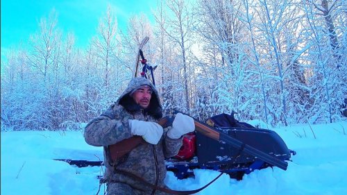 ЗАВАЛИЛ ДВУХ ПЕТУХОВ! ОХОТА НА БОРОВУЮ ДИЧЬ В ГЛУХОЗИМЬЕ / ПОХОД НА ЛЫЖАХ В ТАЙГУ. МОТОСОБАКА БАРС.