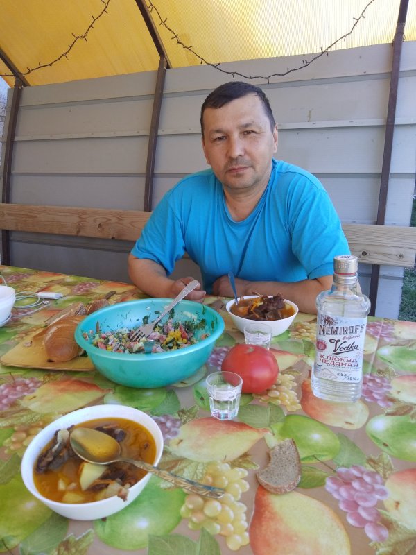 Шулюм во дворе на природе.