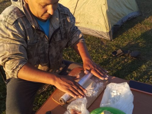 Лепим пельмени на природе.