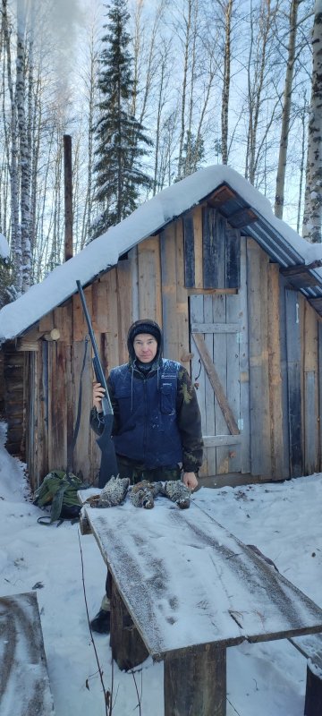 Морозно на улице добрались до зимовья.