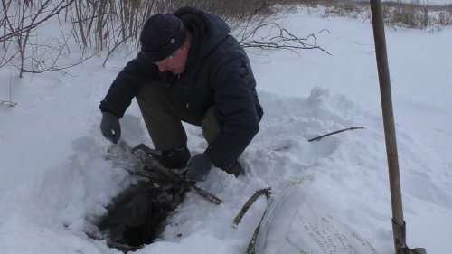 Провалился под лед в мороз!!! Ставлю и проверяю капканы на бобра.  Поймал крупного.