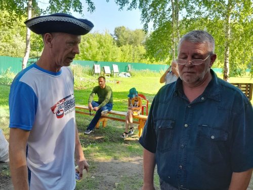 Серьёзный разговор главного судьи с руководителем праздника