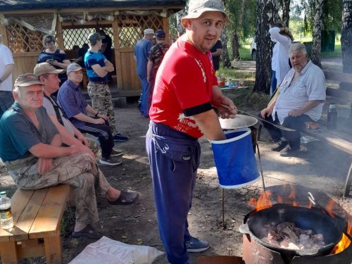 Сергей и Евгений готовят шурпу