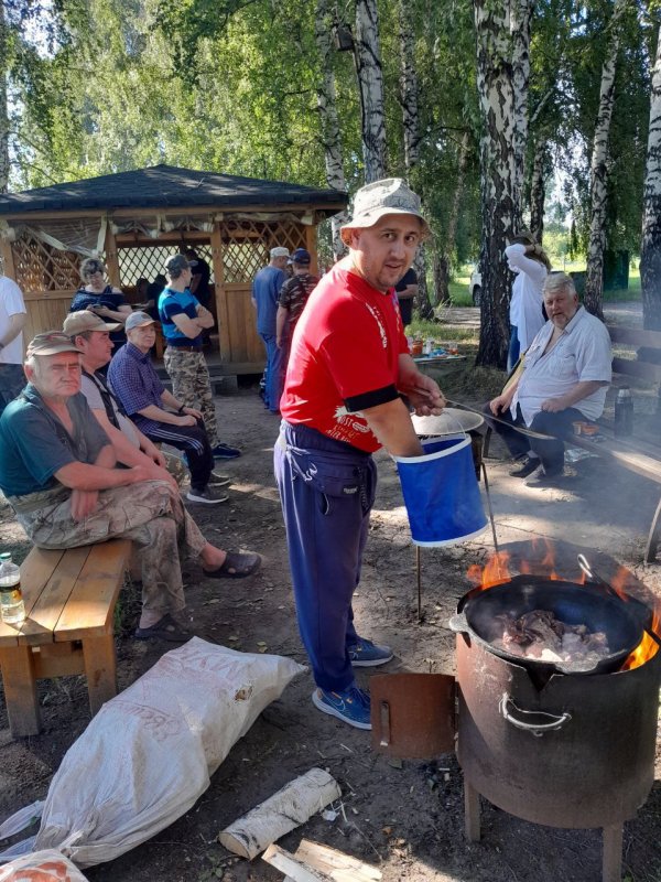 Сергей и Евгений готовят шурпу